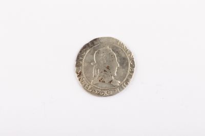 gros plan d'une pièce de monnaie sur une surface blanche avec un fond blanc