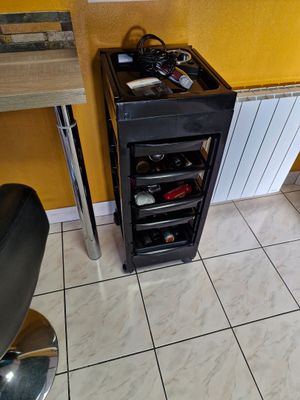 Tablette en PVC noir sur roulettes à cinq tiroirs