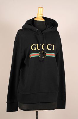 un sweat-shirt noir avec le logo Gucci sur le devant