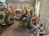 un tracteur garé à l'intérieur d'un bâtiment