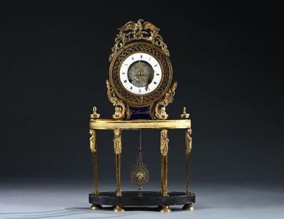 Pendule en bronze et laiton doré, le cadran surmonté d'un ai…