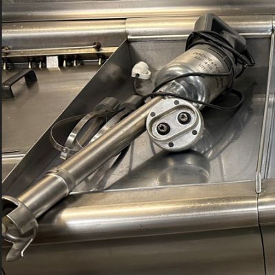 un évier en métal muni d'un robinet en métal et d'un robinet à l'intérieur