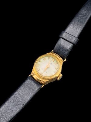 une image d'un gros plan d'une montre-bracelet sur une surface noire