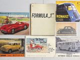 de nombreuses brochures d'anciennes voitures exposées au mur