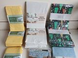 Plusieurs serviettes pliées sont posées les unes à côté des autres sur une table.