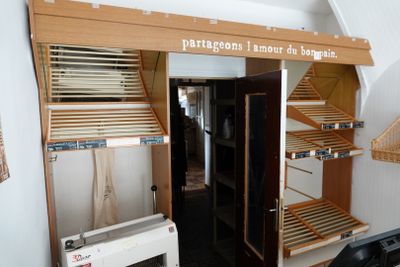 une photo d'une cuisine avec une cuisinière et des étagères
