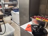 une photo d'une cuisine avec un réfrigérateur et un congélateur