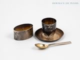 deux tasses et une cuillère posées sur une assiette