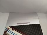 le reflet d'une planche de surf sur un miroir dans une salle de bains