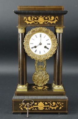 une horloge posée sur une table