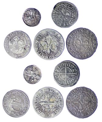 six types différents de pièces d'argent sur fond blanc
