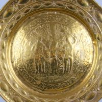 Plat d'offrandes en laiton estampé, repoussé à décor d'Adam … (photo 2)