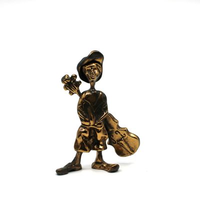 figurine en bronze représentant un garçon portant un sac et une fleur