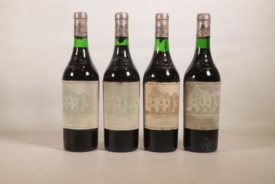 trois bouteilles de vin posées l'une à côté de l'autre sur une table
