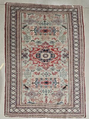 Petit tapis persan à fond anis et décor d'un semis d'animaux…