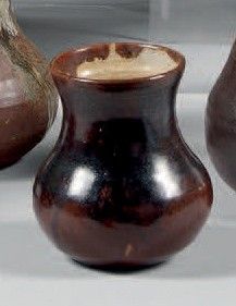 trois vases posés sur une table