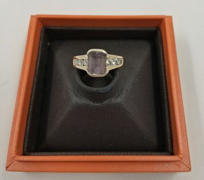 gros plan d'une bague dans une boîte sur une table