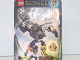 une boîte de Lego Bionicle posée sur une table