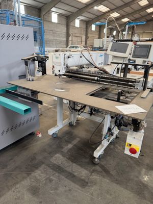 l'image d'une machine située à l'intérieur d'un bâtiment