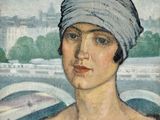 portrait d'une femme coiffée d'un turban au bord d'une rivière