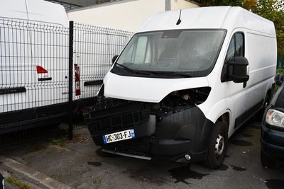 une camionnette blanche garée sur le parking