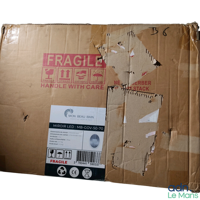 une boîte en carton sur laquelle est collé un autocollant