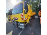 un camion jaune garé sur le parking