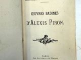 un livre ouvert sur lequel figure la photo d'un homme