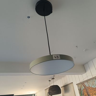 une lampe suspendue au plafond de la pièce