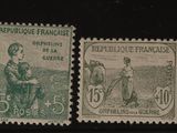 quatre timbres de couleurs différentes sur une surface noire avec un fond noir