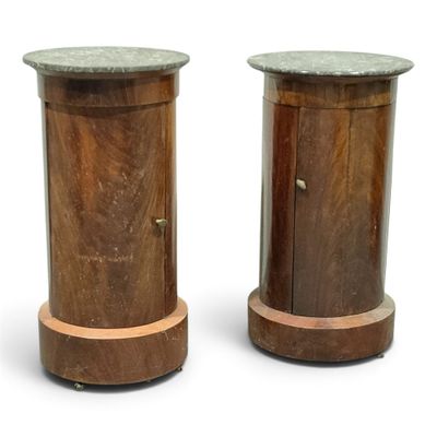 paire de tables d'appoint à plateau en marbre et piètement en bois