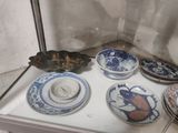 plusieurs assiettes et bols exposés dans une vitrine