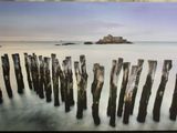 une image représentant une photo d'une clôture en bois dans l'eau