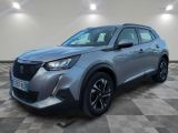 un SUV Nissan C-HR gris de 2021 garé dans un garage