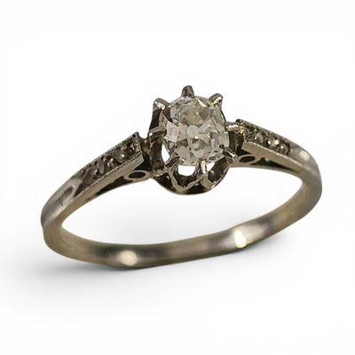 une image d'une bague en diamant sur fond blanc