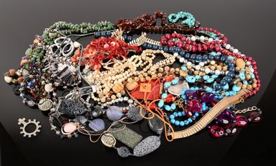 une pile de bijoux assortis sur une table noire