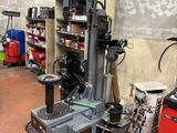 une machine qui se trouve dans un garage