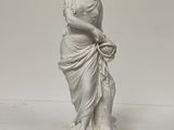 une statue représentant une femme tenant un panier de fleurs