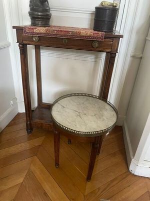 une petite table avec un plateau en marbre et un petit tabouret