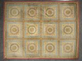 une photo d'un tapis orné de nombreux motifs différents
