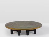 une table basse ronde avec un plateau en bois et des pieds noirs
