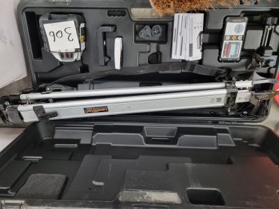 une mallette à outils posée sur une table, contenant des outils