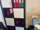un bureau avec une chaise et une bibliothèque dans un coin