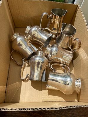 une boîte en carton contenant tout un tas de gobelets argentés