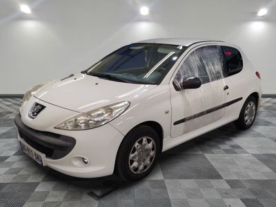 la photo d'une petite voiture blanche garée dans un garage