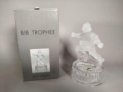une figurine en verre représentant un homme à cheval devant une boîte