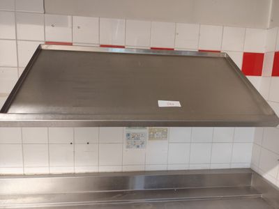 Étagère en inox (penchée) 110 x 50 cm.