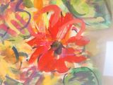 un tableau représentant une fleur rouge dans un vase posé sur une table