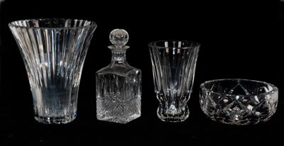 trois vases en verre et un bol en verre sur fond noir
