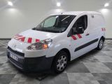 une photo d'une camionnette blanche avec une bande rouge sur le côté